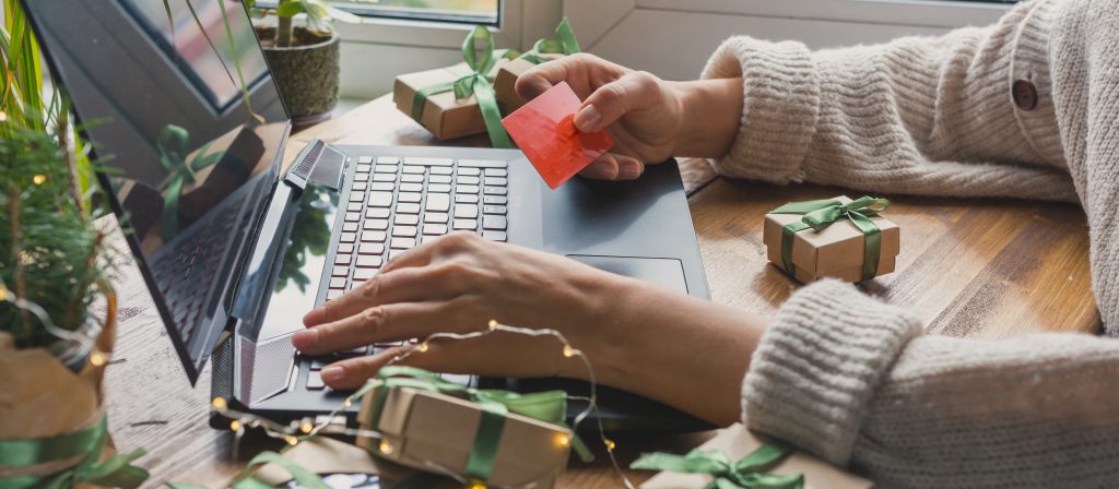 As US interest rates keep rising, so does holiday spending