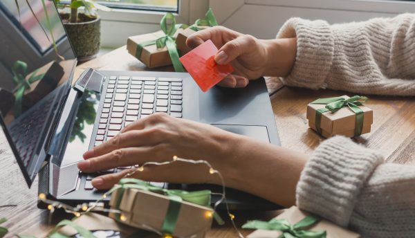 As US interest rates keep rising, so does holiday spending